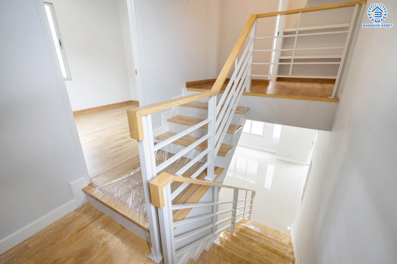 บ้านมือสองตกแต่งใหม่ ม.วิลล่าการ์เด้น3 บางกรวย-ไทรน้อย เนื้อที่ 52 ตร.ว. ฟังก์ชัน 3 ห้องนอน 3 ห้องน้ำ จอดรถได้ 2 คัน บรรยากาศเป็นส่วนตัว บนทำเลศักยภาพ ใกล้เซ็นทรัลเวสต์เกต เชื่อมต่อหลายเส้นทาง ถ.รัตนาธิเบศร์, ถ.กาญจนาภิเษก และราชพฤกษ์ และรถไฟฟ้า "สถานีบางพลู"